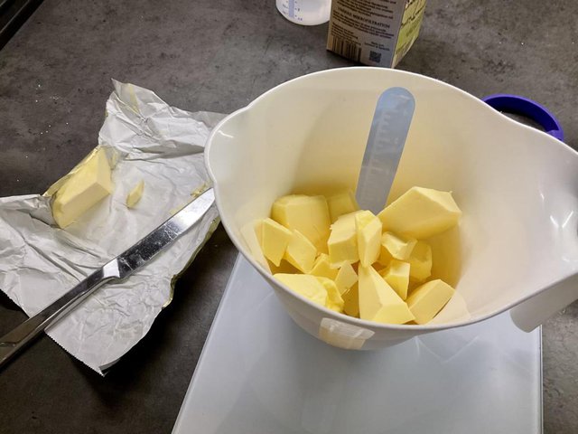 7 Butter abwiegen.JPG