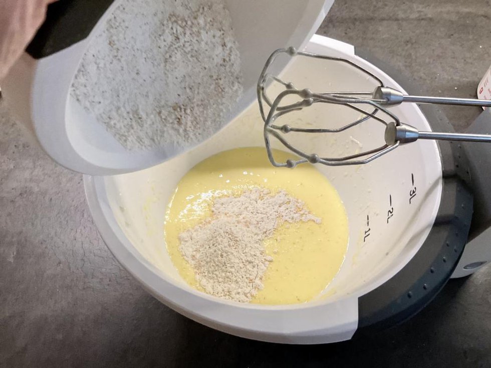 8 Mehlmischung in die Joghurtmischung geben.JPG